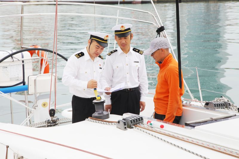 煙臺海關(guān)查獲違規(guī)攜帶進境“三無”減肥產(chǎn)品1121粒（圖）